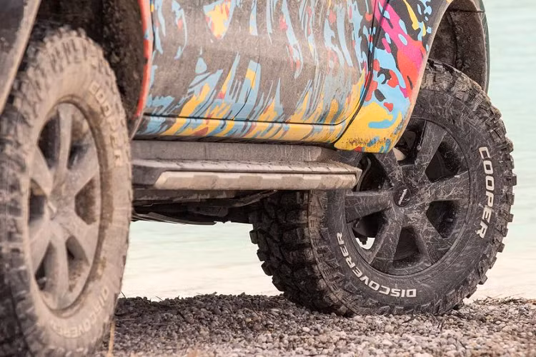 Và để tăng cường tính an toàn trong điều kiện xấu, chiếc bán tải Ford Ranger độ mới này cũng xuất hiện với cặp đèn LED phụ từ công ty Nhật Bản – PIAA, được gắn tại thanh bảo vệ khu vực cản trước.