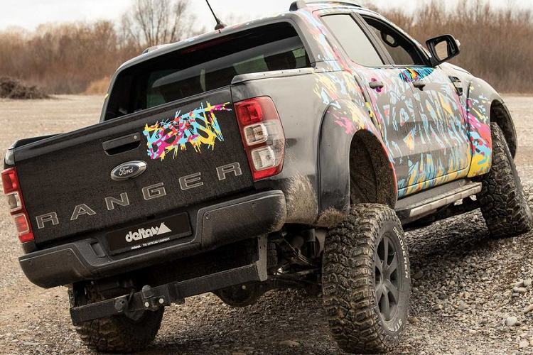 Trọn bộ 4 mâm kích thước 18-inch cùng lốp off-road có giá 2.900 Euro (75 triệu đồng) và nếu muốn nâng cấp các vòm bánh xe, khách hàng sẽ bỏ ra thêm 1.800 Euro (47 triệu đồng).