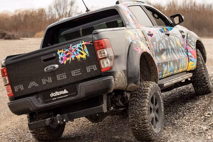 Trọn bộ 4 mâm kích thước 18-inch cùng lốp off-road có giá 2.900 Euro (75 triệu đồng) và nếu muốn nâng cấp các vòm bánh xe, khách hàng sẽ bỏ ra thêm 1.800 Euro (47 triệu đồng).