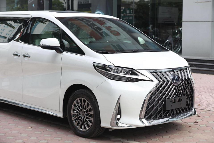 Diện mạo phần đầu xe rất hầm hố của MPV hạng sang Lexus LM 300h 2020 đầu tiên về Việt Nam. MPV hạng sang Lexus LM 300h 2020 đầu tiên về Việt Nam mang ngoại thất màu trắng có nội thất phối 2 màu là trắng và đen với các ghế ngồi bọc da màu trắng.