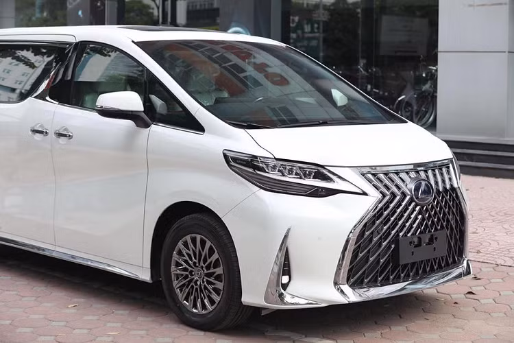 Diện mạo phần đầu xe rất hầm hố của MPV hạng sang Lexus LM 300h 2020 đầu tiên về Việt Nam. MPV hạng sang Lexus LM 300h 2020 đầu tiên về Việt Nam mang ngoại thất màu trắng có nội thất phối 2 màu là trắng và đen với các ghế ngồi bọc da màu trắng.