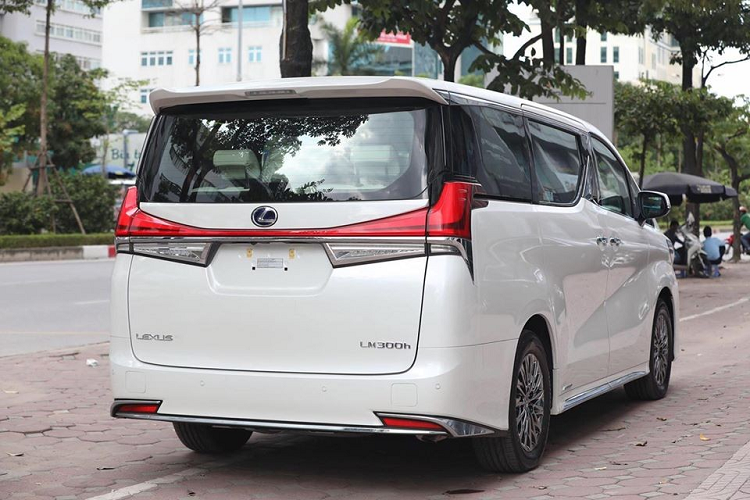 Cửa xe Lexus LM 300h 2020 trượt về sau như những chiếc MPV khác. Xe có đèn hậu LED hình chữ L nối liền nhau, phía dưới còn có một thanh ngang mạ crôm trải dài hết đuôi xe. Bộ mâm đa chấu kép 17 inch.
