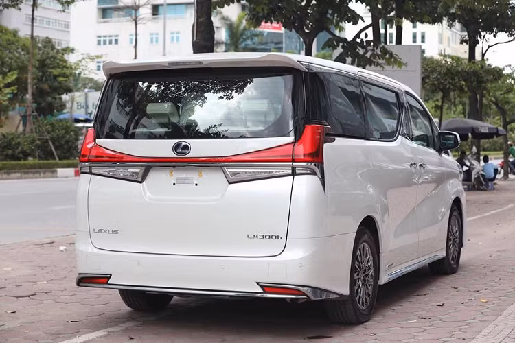 Cửa xe Lexus LM 300h 2020 trượt về sau như những chiếc MPV khác. Xe có đèn hậu LED hình chữ L nối liền nhau, phía dưới còn có một thanh ngang mạ crôm trải dài hết đuôi xe. Bộ mâm đa chấu kép 17 inch.