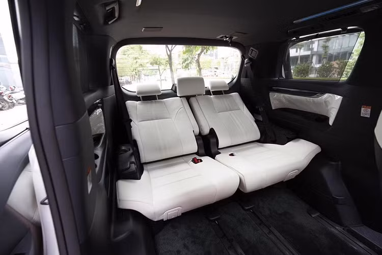 Kết hợp với hai động cơ điện, một ở trục trước bơm ra công suất 105 mã lực và mô men xoắn 270 mã lực cùng một ở trục sau cho công suất 68 mã lực và mô-men xoắn cực đại 139 Nm để tạo thành dẫn động bốn bánh điện E-Four.