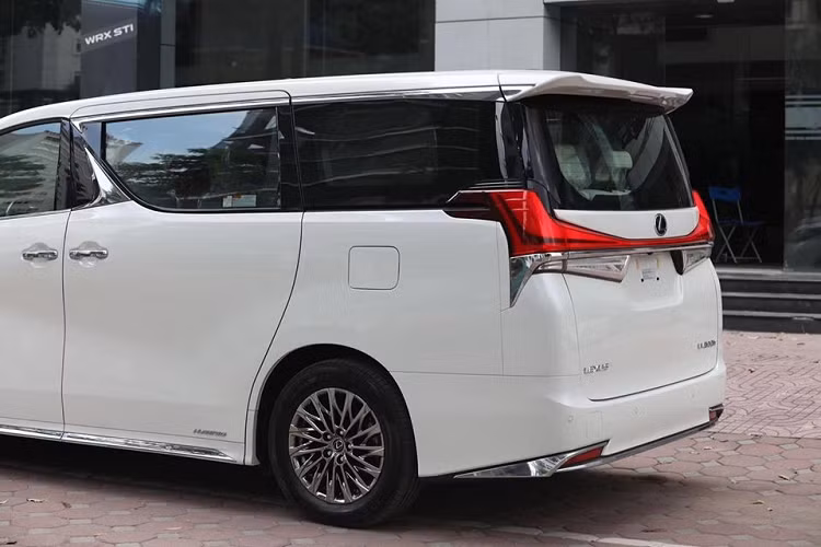 Hai ghế ngồi dành cho hàng ghế thứ 2 trên mẫu MPV hạng sang Lexus LM 300h 2020 đầu tiên về Việt Nam có ngoại thất màu trắng. Các trang bị tiêu chuẩn trên Lexus LM 300h 2020 gồm màn hình Optitron 4,2 inch, điều hòa hai vùng cho khoang lái, cửa trượt điện, màn hình trung tâm 12,3 inch, sạc không dây.