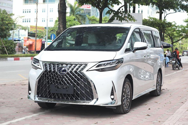 Hiện mức giá xe Lexus LM 300h tại Việt Nam dành cho phiên bản 7 chỗ ngồi được các đại lý nhập ngoài chào bán khoảng 11,2 tỷ đồng. Vẻ đẹp của 1 trong những chiếc MPV hạng sang Lexus LM 300h 2020 đầu tiên về Việt Nam. Xe mang ngoại thất màu trắng.