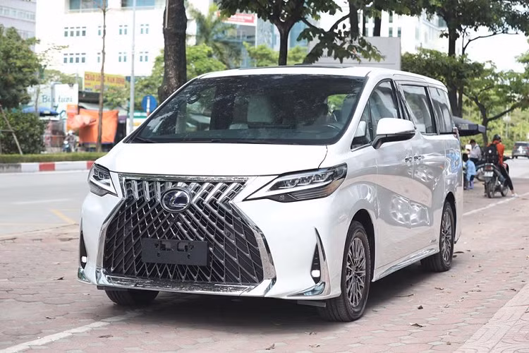 Hiện mức giá xe Lexus LM 300h tại Việt Nam dành cho phiên bản 7 chỗ ngồi được các đại lý nhập ngoài chào bán khoảng 11,2 tỷ đồng. Vẻ đẹp của 1 trong những chiếc MPV hạng sang Lexus LM 300h 2020 đầu tiên về Việt Nam. Xe mang ngoại thất màu trắng.