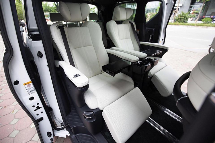 Lexus LM 300h 2020 trang bị động cơ hybrid với máy xăng 4 xy-lanh, dung tích 2.5 lít, sản sinh công suất tối đa154 mã lực, mô-men xoắn cực đại 206 Nm.