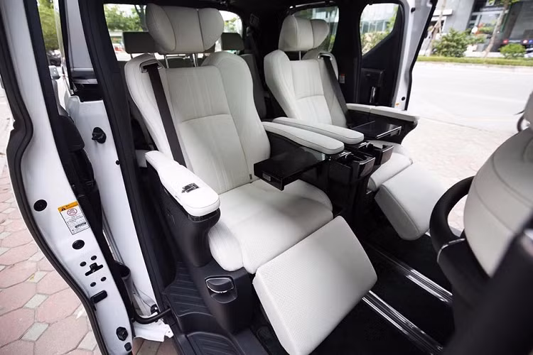 Lexus LM 300h 2020 trang bị động cơ hybrid với máy xăng 4 xy-lanh, dung tích 2.5 lít, sản sinh công suất tối đa154 mã lực, mô-men xoắn cực đại 206 Nm.