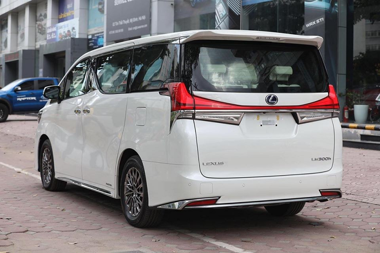 Lô hàng Lexus LM 300h 2020 về Việt Nam đều được nhập khẩu và có 2 màu sơn chính là trắng hoặc đen. Chiếc MPV hạng sang LM 300h 2020 gây ấn tượng với điểm nhấn chính là lưới tản nhiệt hình con suốt đặc trưng của Lexus, cụm đèn pha LED và đèn ban ngày LED thiết kế góc cạnh...