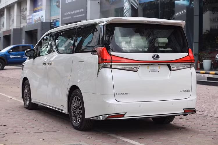 Lô hàng Lexus LM 300h 2020 về Việt Nam đều được nhập khẩu và có 2 màu sơn chính là trắng hoặc đen. Chiếc MPV hạng sang LM 300h 2020 gây ấn tượng với điểm nhấn chính là lưới tản nhiệt hình con suốt đặc trưng của Lexus, cụm đèn pha LED và đèn ban ngày LED thiết kế góc cạnh...
