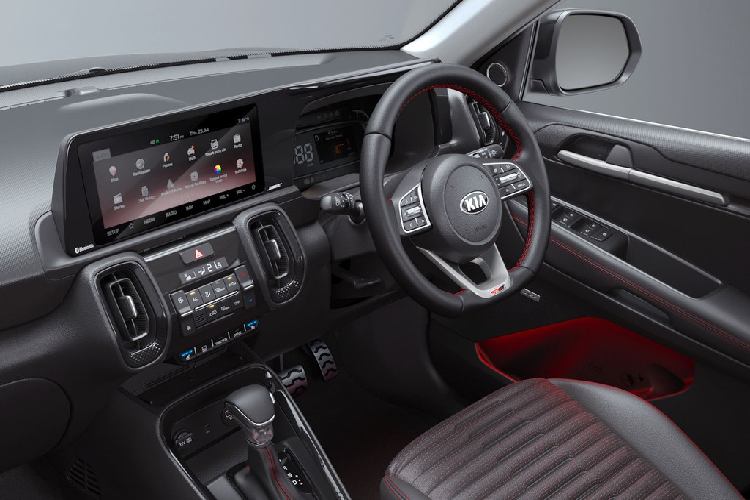 Bên trong nội thất, Kia Sonet thế hệ mới có điểm nhấn dễ nhận ra nhất là hệ thống thông tin giải trí nối liền với màn hình bảng đồng hồ trung tâm đều có kích thước 10,25 inch với tính năng định vị và cập nhật hệ thống online.