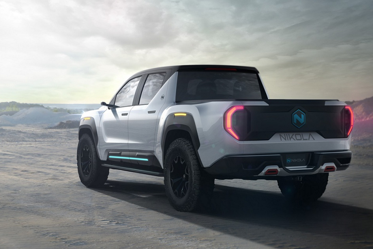 Nikola chưa công bố các thông số kỹ thuật của Badger nhưng xác nhận sẽ có 2 phiên bản chạy pin nhiên liệu và chạy điện. Phiên bản chạy điện sẽ đi kèm với gói pin lithium-ion 160 kWh, cung cấp quãng đường di chuyển khoảng 483 km. Phiên bản sử dụng pin nhiên liệu có phạm vi hoạt động lớn hơn, lên đến 966 km.