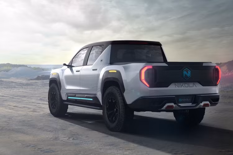 Nikola chưa công bố các thông số kỹ thuật của Badger nhưng xác nhận sẽ có 2 phiên bản chạy pin nhiên liệu và chạy điện. Phiên bản chạy điện sẽ đi kèm với gói pin lithium-ion 160 kWh, cung cấp quãng đường di chuyển khoảng 483 km. Phiên bản sử dụng pin nhiên liệu có phạm vi hoạt động lớn hơn, lên đến 966 km.