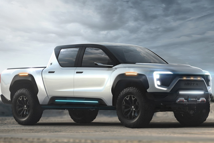 Ở phía trước, đầu xe to, dải đèn LED tích hợp lên cản va trước. Lưới tản nhiệt được tạo hình độc đáo, trong khi hệ thống đèn daylight gợi nhớ về mẫu bán tải hạng nặng GMC Sierra. Nắp ca-pô nhô lên với các đường gân tăng sự hầm hố của chiếc bán tải điện Nikola Badger.