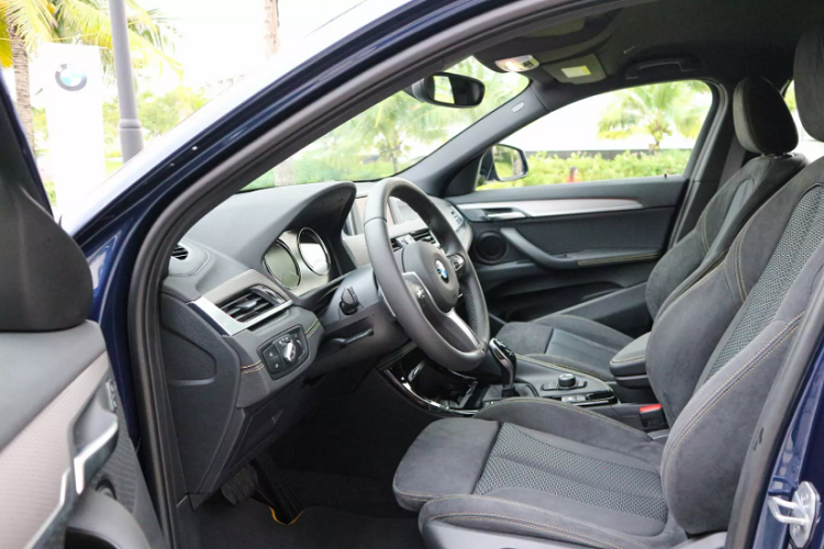 BMW X2 sDrive20i đời 2018 được trang bị động cơ 4 cyl thẳng hàng (I4), dung tích 2.0L tăng áp cổng nạp kép (mã B48) công nghệ TwinPower-Turbo cho công suất tối đa 192 mã lực tại vòng tua máy từ 5.000 đến 6.000 vòng/phút và mô-men xoắn cực đại đạt 280Nm tại dải vòng tua máy từ 1.350 đến 4.600 vòng/phút. Sức mạnh được truyền xuống cầu trước (FWD) qua hộp số ly hợp kép 7 cấp (7 DCT).