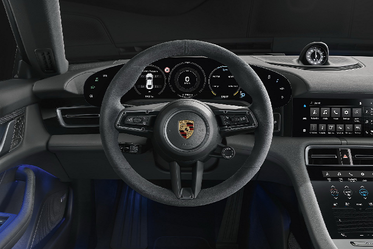 Phiên bản 4S RWD sẽ được trang bị bộ pin nhỏ gọn hơn và đi kèm mức giá rẻ hơn bản Taycan 4S sắp tới. Trung Quốc có thể là thị trường đầu tiên nhận được cấu hình mới này. Taycan là mẫu xe thể thao chạy điện 4 cửa với kiểu dáng coupe, thừa hưởng từ Panamera. Xe phát triển dựa trên nền tảng mới mà Porsche gọi là J1.