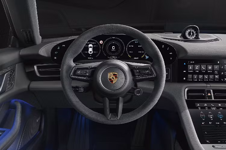 Phiên bản 4S RWD sẽ được trang bị bộ pin nhỏ gọn hơn và đi kèm mức giá rẻ hơn bản Taycan 4S sắp tới. Trung Quốc có thể là thị trường đầu tiên nhận được cấu hình mới này. Taycan là mẫu xe thể thao chạy điện 4 cửa với kiểu dáng coupe, thừa hưởng từ Panamera. Xe phát triển dựa trên nền tảng mới mà Porsche gọi là J1.