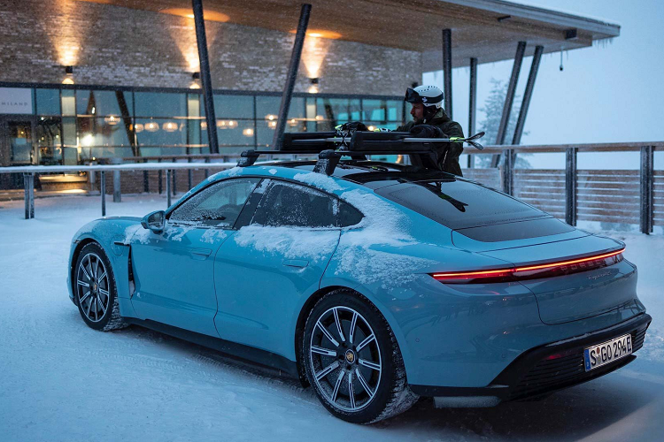 Mới đây, giám đốc nghiên cứu và phát triển của Porsche cho biết phiên bản Porsche Taycan 4S chạy điện sẽ có thêm cấu hình dẫn động cầu sau so với phiên bản tiêu chuẩn sử dụng hệ dẫn động 4 bánh hiện tại. Phiên bản mới này sẽ được phân phối tại các đại lý ở các quốc gia có “điều kiện thời tiết không bắt buộc phải dùng hệ dẫn động AWD”.