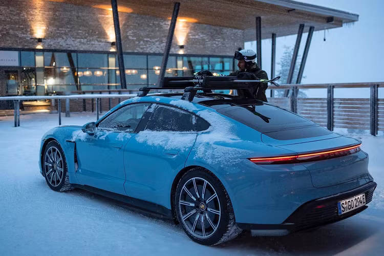 Mới đây, giám đốc nghiên cứu và phát triển của Porsche cho biết phiên bản Porsche Taycan 4S chạy điện sẽ có thêm cấu hình dẫn động cầu sau so với phiên bản tiêu chuẩn sử dụng hệ dẫn động 4 bánh hiện tại. Phiên bản mới này sẽ được phân phối tại các đại lý ở các quốc gia có “điều kiện thời tiết không bắt buộc phải dùng hệ dẫn động AWD”.