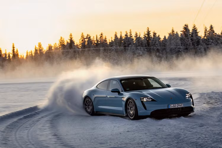 Với gói nâng cấp cao hơn Performance Battery Plus, phiên bản Taycan 4S sẽ được trang bị thêm gói pin 93,4 kWh h cung cấp phạm vi lái xe đến 287 dặm (462 km). Biến thể này cũng nhận được sự gia tăng hiệu suất khi nó được kiểm định ở mức 563 mã lực qua thử nghiệm của nhà sản xuất.