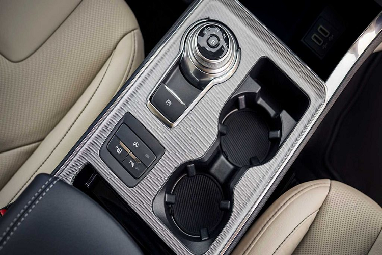 Về truyền động, Ford Edge 2021 tiếp tục duy trì sử dụng động cơ như phiên bản cũ, khối động cơ xăng EcoBoost 4 xy-lanh 2.0L cho bản tiêu chuẩn, sản sinh công suất tối đa 250 mã lực và 373 Nm mô-men xoắn cực đại.