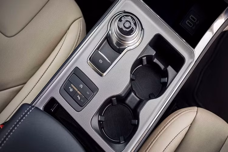 Về truyền động, Ford Edge 2021 tiếp tục duy trì sử dụng động cơ như phiên bản cũ, khối động cơ xăng EcoBoost 4 xy-lanh 2.0L cho bản tiêu chuẩn, sản sinh công suất tối đa 250 mã lực và 373 Nm mô-men xoắn cực đại.