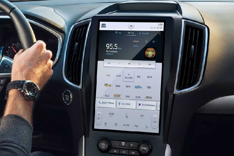 Ở khu vực ngoài xe, Ford Edge thế hệ mới được thay đổi thiết kế mâm xe mới, nâng tổng số tuỳ chọn về kiểu dáng mâm xe lên con số 9 với kích thước từ 18 - 21 inch. Bên cạnh đó, Ford cũng trang bị thêm cho mẫu crossover của mình 2 màu sơn nữa là màu xám Lithium Gray và xám Carbonized Gray.