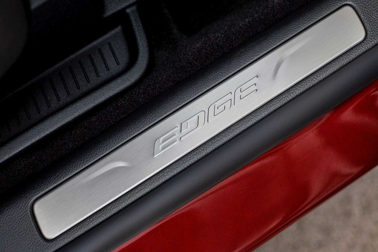 Bộ màn hình giải trí 12 inch mới của Ford Edge 2021 cũng được tích hợp sẵn hệ thống SYNC 4A mới với kết nối với điện thoại thông minh, định vị, ra lệnh giọng nói... Ngoài ra, nó còn có thể chia thành các tab riêng để phục vụ nhu cầu tìm kiếm của chủ xe.