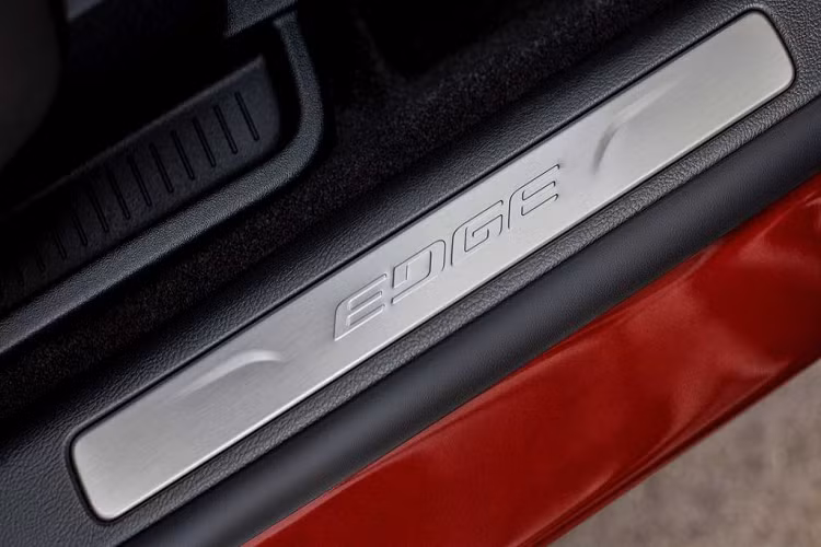 Bộ màn hình giải trí 12 inch mới của Ford Edge 2021 cũng được tích hợp sẵn hệ thống SYNC 4A mới với kết nối với điện thoại thông minh, định vị, ra lệnh giọng nói... Ngoài ra, nó còn có thể chia thành các tab riêng để phục vụ nhu cầu tìm kiếm của chủ xe.