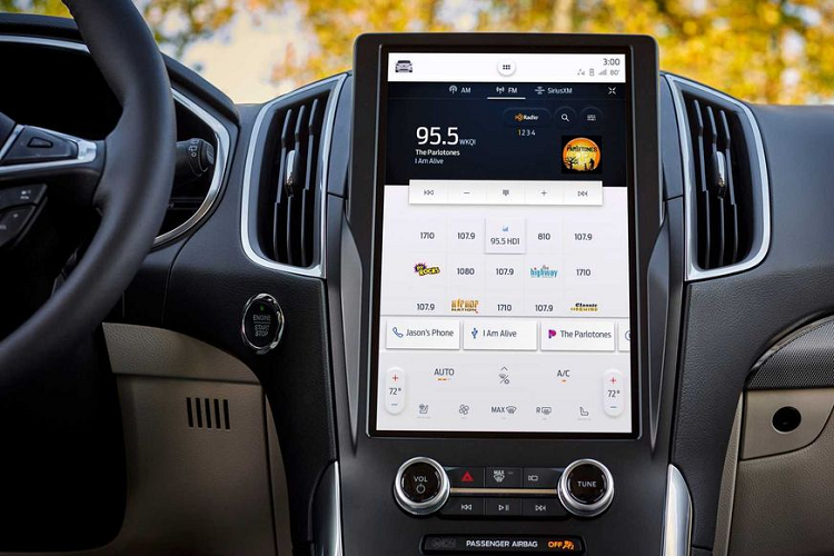 Nâng cấp rõ ràng nhất trên Ford Edge 2021 chính tới từ khoang cabin với trang bị một màn hình giải trí thông tin đa phương tiện kích cỡ 12 inch. Tuy nhiên, điều khiến bộ màn hình này trở nên nổi bật chính là ở việc nó được thiết kế theo chiều dọc khá lạ mắt, chi tiết này được cho là học hỏi từ "người hàng xóm" Tesla.