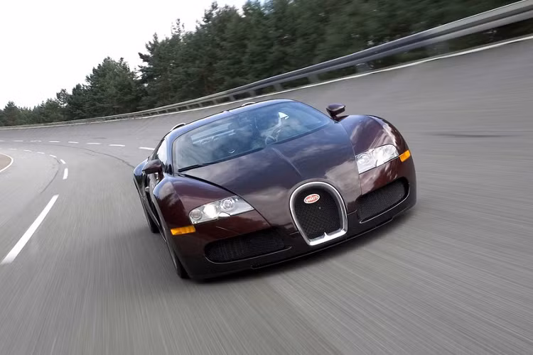 Một chuyện chưa từng có tiền lệ trước đó đối với thương hiệu siêu xe Bugatti, sau khi hãng xe Pháp gia nhập đại gia đình Volkswagen. Vào ngày 19/4/2005, chuyên gia lái xe Uwe Novacki đã leo lên chiếc 16.4 mà không hề nao núng. Ông đã quá quen với việc thử nghiệm những mẫu xe ở tốc độ cao, đây cũng chỉ là một ngày làm việc bình thường của ông.