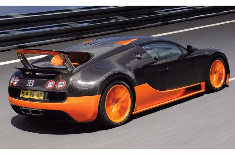 Nhanh hơn Veyron 16.4 chính là phiên bản Bugatti Veyron Super Sport với công suất 1.200 mã lực, lập kỷ lục tốc độ 431 km/h và một lần nữa củng cố vị thế của Veyron là ông hoàng tốc độ lúc bấy giờ. Tuy nhiên, để phát huy tối đa sức mạnh của Veyron Super Sport, người dùng sẽ cần phải sử dụng đến chiếc chìa khóa thứ hai. Khi tra khóa vào, gầm xe sẽ được hạ thấp, cánh gió phía sau tự động điều chỉnh góc nhằm giúp chiếc xe đạt được tốc độ tối ưu nhất.