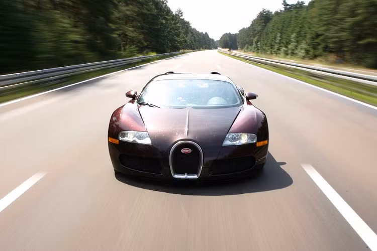 Hộp số ly hợp kép 7 cấp (DSG) phân phối lực cho toàn bộ bốn bánh, trong khi hệ dẫn động bốn bánh và khí động học tinh vi đảm bảo đủ lực kéo ở mọi dải tốc độ. Đĩa phanh carbon gốm và má phanh hoạt động bằng khí nén để chắc chắn chiếc xe có thể giảm tốc một cách an toàn.