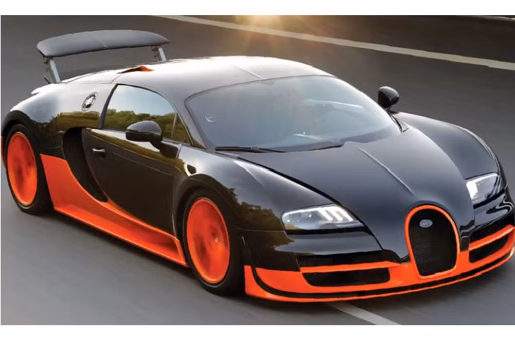 Tốc độ đáng kinh ngạc của Veyron hội tụ từ rất nhiều yếu tố, nhưng phần lớn đến từ khối động cơ W16 (16 xi-lanh), dung tích 8.0L kết hợp cùng 4 bộ tăng áp. Động cơ này sản sinh công suất 1.001 mã lực và mô-men xoắn cực đại 1.250 Nm ở ngưỡng tua 2.200 đến 5.000 vòng/phút, giúp Veyron tăng tốc 0-100 km/h chỉ trong 2,5 giây. Tốc độ tối đa đạt được là 407 km/h. Những con số này vẫn thực sự ấn tượng ngay cả với tiêu chuẩn của một mẫu hypercar ngày nay.