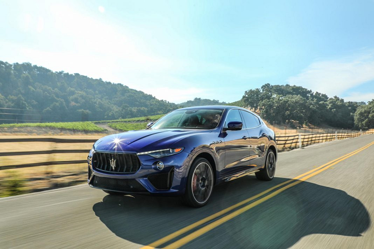 Không chỉ ra mắt trực tuyến, Maserati sẽ gủi những chiếc Levante có tùy chọn này đến các đại lý thuộc nhóm EMEA để trưng bày. Cụ thể, ba chiếc Levante Trofeo và hai chiếc Levante GTS sở hữu sọc ba màu cờ Ý sẽ được Maserati gửi đi trưng bày tại các thành phố lớn và là chủ lực của hãng tại khu vực Châu Âu, Trung Đông và Châu Phi trong thời gian tới để mang vẻ đẹp của gói này đến cho khách hàng.