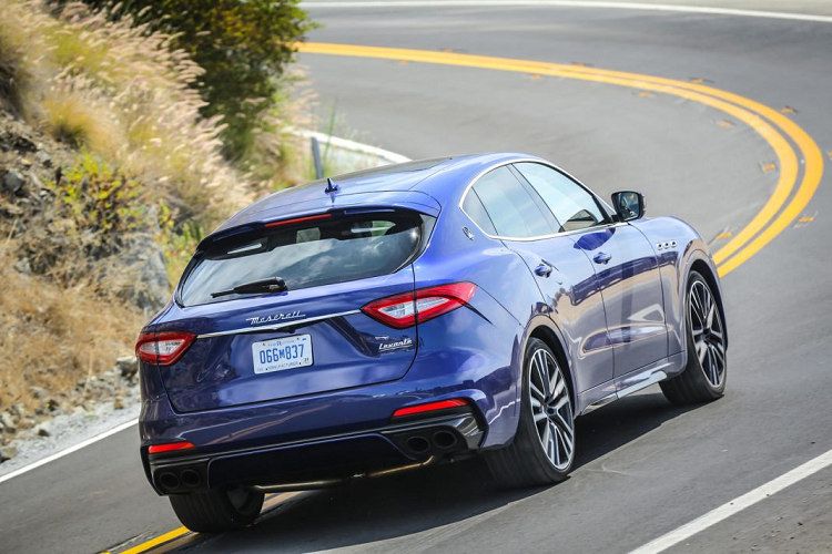 Gói nâng cấp của Maserati Levante 2021 mới chỉ bao gồm được kẻ sọc ba màu, phỏng theo quốc kỳ Ý được trang bị dọc theo nắp capo cũng như mui xe. Theo như công bố của Maserati, những đường sơn đặc biệt này sẽ được hoạn thiện hoàn toàn bằng tay của những người thợ sơn có kinh nghiệm lâu năm tại hãng. Đây cũng được coi là sự làm mới nhẹ nhàng của Maserati dành cho Levante trước khi đưa ra phiên bản nâng cấp cho dòng xe này trong thời gian tới.