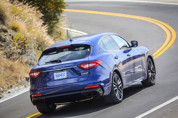 Gói nâng cấp của Maserati Levante 2021 mới chỉ bao gồm được kẻ sọc ba màu, phỏng theo quốc kỳ Ý được trang bị dọc theo nắp capo cũng như mui xe. Theo như công bố của Maserati, những đường sơn đặc biệt này sẽ được hoạn thiện hoàn toàn bằng tay của những người thợ sơn có kinh nghiệm lâu năm tại hãng. Đây cũng được coi là sự làm mới nhẹ nhàng của Maserati dành cho Levante trước khi đưa ra phiên bản nâng cấp cho dòng xe này trong thời gian tới.