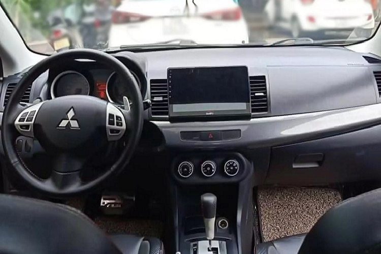 Sức mạnh được truyền xuống cầu trước (FWD), thông qua hộp số tự động vô cấp (CVT) quen thuộc của dòng Lancer, mặc dù dùng hộp số CVT nhưng trên Lancer IO được giả lập 6 cấp số. Nhờ đó, để mang lại cảm giác cầm lái thú vị đở nhàm chán, người lái có thể sử dụng lẫy chuyển số đằng sau vô lăng. Nội thất Lancer IO được thiết kế tối giản, cabin mang hơi hướng thể thao với ghế ngồi thiết kế thể thao ơm lưng phối nhiều chi tiết màu đỏ và logo “IO”, vô lăng tích hợp lẫy chuyển số, thay vì vô lăng trơn như phiên bản Fortis.