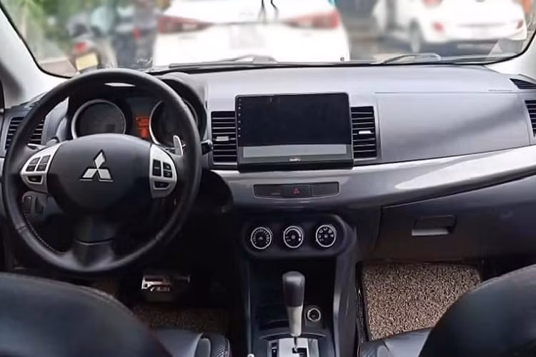 Sức mạnh được truyền xuống cầu trước (FWD), thông qua hộp số tự động vô cấp (CVT) quen thuộc của dòng Lancer, mặc dù dùng hộp số CVT nhưng trên Lancer IO được giả lập 6 cấp số. Nhờ đó, để mang lại cảm giác cầm lái thú vị đở nhàm chán, người lái có thể sử dụng lẫy chuyển số đằng sau vô lăng. Nội thất Lancer IO được thiết kế tối giản, cabin mang hơi hướng thể thao với ghế ngồi thiết kế thể thao ơm lưng phối nhiều chi tiết màu đỏ và logo “IO”, vô lăng tích hợp lẫy chuyển số, thay vì vô lăng trơn như phiên bản Fortis.