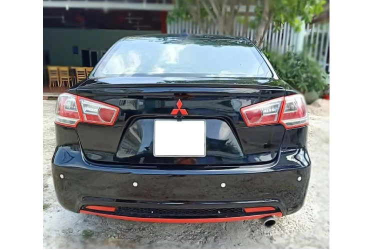 Hơn nữa, những trang bị tiện nghi có trên Lancer IO chưa chắc các đối thủ như Toyota Corolla Altis hay Honda Civic có thể sánh bằng. Xe đi kèm với nhiều “đồ chơi” options như: Cửa sổ trời (cho hàng ghế phía trước), gương chiếu hậu gập và chỉnh điện, trang bị màn hình DVD trung tâm…
