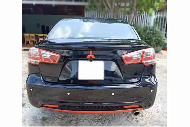 Hơn nữa, những trang bị tiện nghi có trên Lancer IO chưa chắc các đối thủ như Toyota Corolla Altis hay Honda Civic có thể sánh bằng. Xe đi kèm với nhiều “đồ chơi” options như: Cửa sổ trời (cho hàng ghế phía trước), gương chiếu hậu gập và chỉnh điện, trang bị màn hình DVD trung tâm…