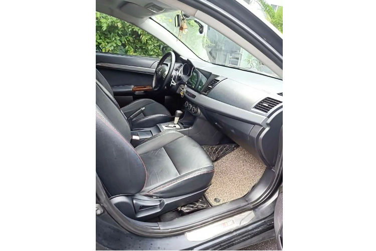 Hiện tại, giá xe Mitsubishi Lancer cũ phiên bản IO này đang được chào bán trên sàn xe cũ với mức “thách cưới” khoảng 350 triệu đồng, nằm trong tầm giá của một chiếc xe hạng A phổ thông.