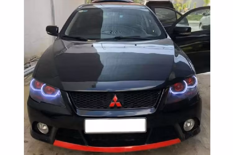 Ngoại thất Mitsubishi Lancer IO đời 2010 mang ADN thiết kế của phiên bản hiệu năng cao Lancer Evolution, phần đầu nổi bật với lưới tản nhiệt cỡ lớn, bodykit thể thao và “dàn chân” lắp bộ mâm 18 inch. Nếu yêu thích xe JDM, người chơi thậm chí có thể độ ngoại thất Lancer IO để thêm phần thể thao hơn với đồ chơi dễ kiếm, đặc biệt là chơi theo phong cách của phiên bản hiệu năng cao Lancer Evolution X.