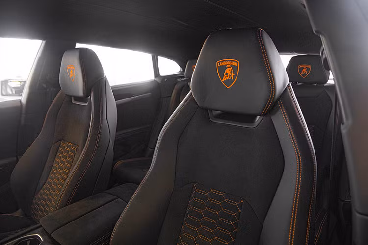 Vì là một chiếc SUV, Lamborghini đã trang bị thêm cho Urus ba chế độ off-road đó là Sabbia (Sand – chạy cát), Terra (Rock – đường đá) và Neve (Snow – chế độ chạy tuyết). Bên cạnh đó là ba chế độ cơ bản Strada (Street), Sport và Corsa (Race) cùng chế độ tùy chỉnh Ego cũng được trang bị.