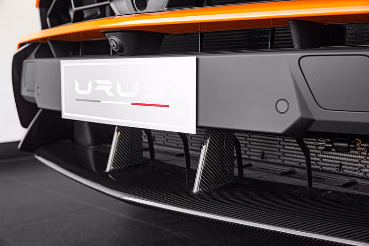 Bước vào bên trong, khoang nội thất của chiếc xe này được sử dụng phong cách phối màu đen – cam. Ghế ngồi được bọc da lộn Alcantara màu đen với các đường chỉ khâu tương phản theo phong cách Q Cintura màu cam. Sợi carbon cũng được sử dụng rộng rãi bên trong khoang nội thất, xuất hiện tại ốp táp-lô, ốp cửa, ốp cửa gió và viền cụm đồng hồ trung tâm.