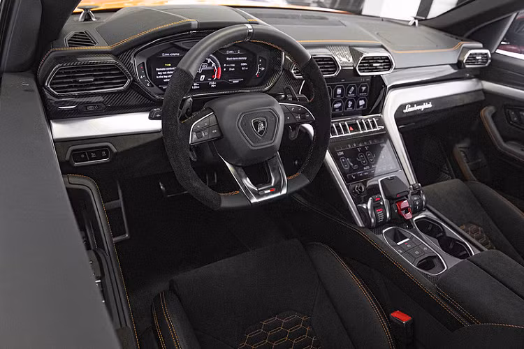 Urus là mẫu xe Lamborghini đầu tiên sử dụng một động cơ tăng áp. Cụ thể, xe sở hữu khối động cơ V8 tăng áp kép, dung tích 4.0 lít. Công suất cực đại mà động cơ này đạt được là 650 mã lực và mô-men xoắn cực đại 850 Nm. Sức mạnh này được truyền đến bánh xe thông qua hộp số 8 cấp đến từ ZF, xe sử dụng hệ dẫn động bốn bánh toàn thời gian.