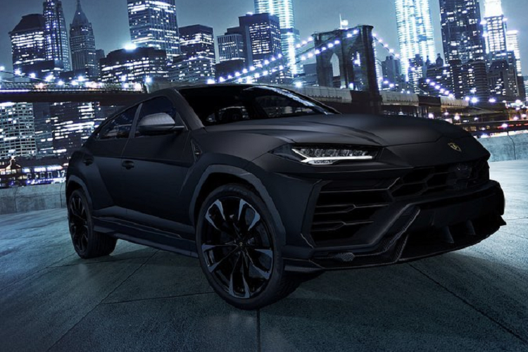 Màu sơn Arancio Borealis của chiếc Urus này là một sắc sơn cam quen thuộc của Lamborghini. Trước đây, màu sơn này thường được sử dụng trên những chiếc baby-Lambo, sử dụng động cơ V10 như Gallardo hay Huracan, trước khi đến với Urus. Màu sơn này là được hoàn thiện với bốn lớp màu, cùng với đó là hiệu ứng pearlescent đẹp mắt.