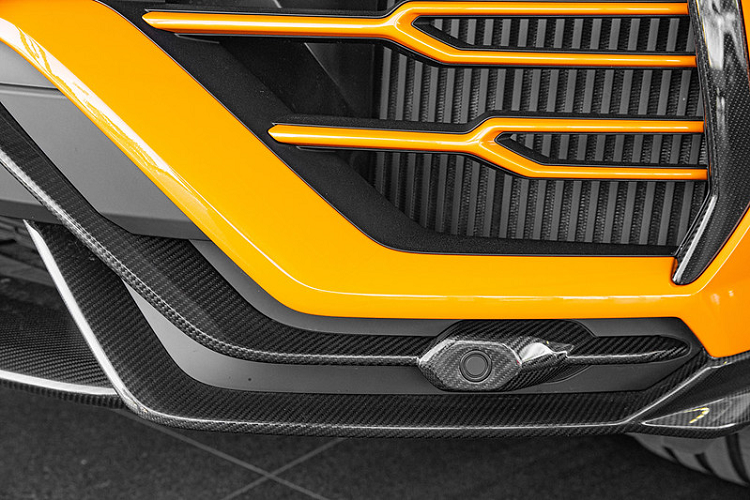 Ngoài ra, chiếc Urus độc đáo này còn sở hữu ngoại thất với những chi tiết được làm bằng sợi carbon làm điểm nhấn, xuất hiện tại cản trước, ốp hốc gió, ốp vòm bánh xe, thân xe, gương cũng như cánh gió phía sau và cản sau.