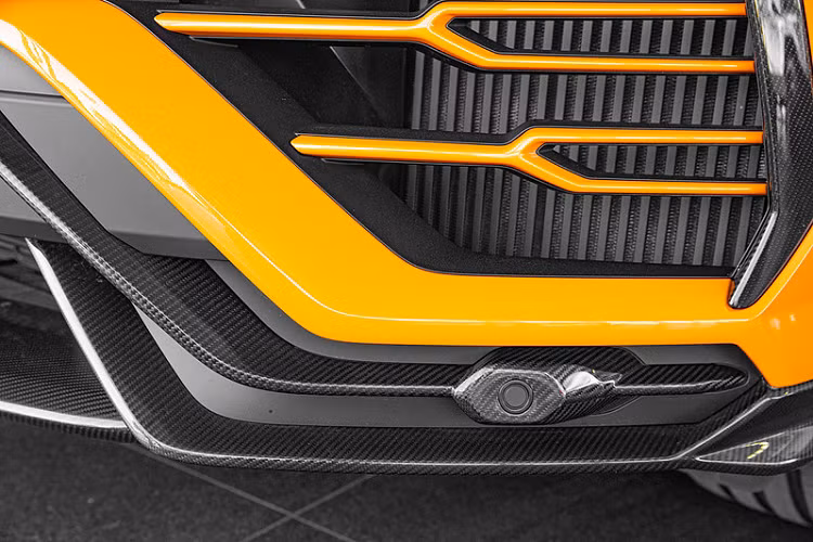 Ngoài ra, chiếc Urus độc đáo này còn sở hữu ngoại thất với những chi tiết được làm bằng sợi carbon làm điểm nhấn, xuất hiện tại cản trước, ốp hốc gió, ốp vòm bánh xe, thân xe, gương cũng như cánh gió phía sau và cản sau.